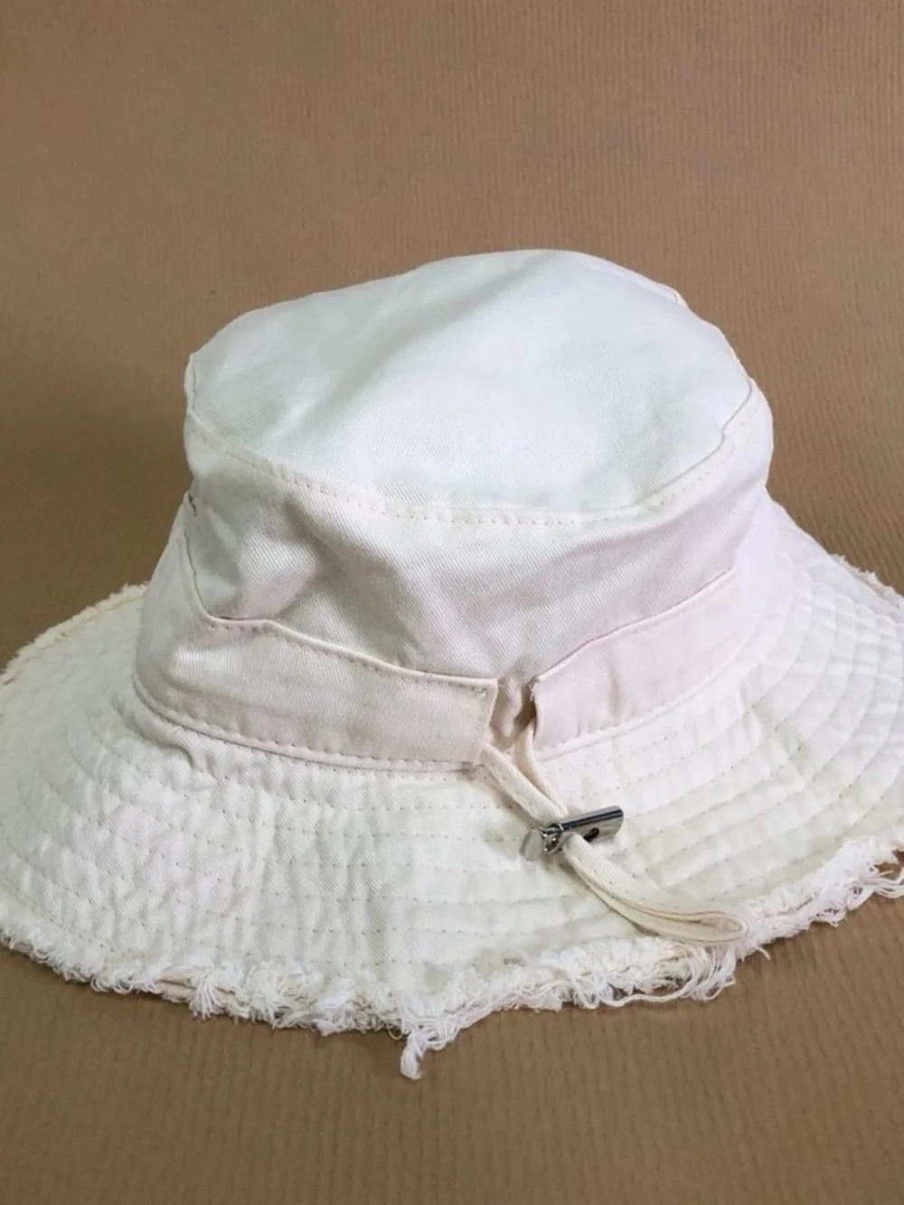 Jacquemus Cream Frayed-Edge Bucket Hat - Picture 5 of 10